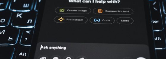 Tener página web es una forma de aparecer en las recomendaciones de IA